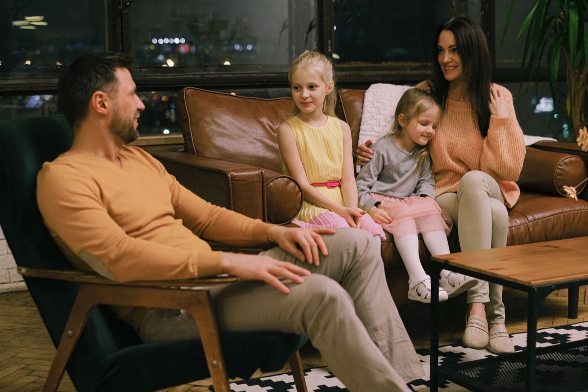 Familia americana: madre, padre e hijas en casa