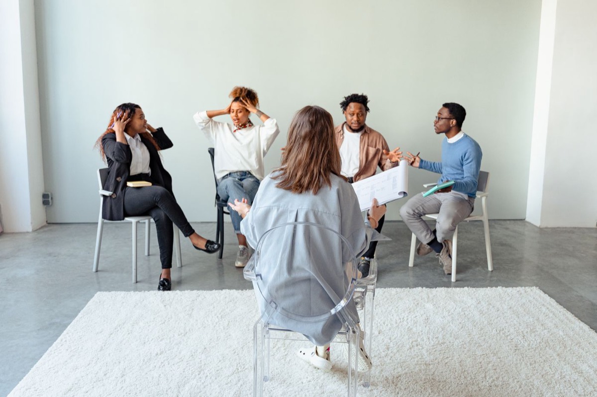 Grupo de personas en un taller psicológico