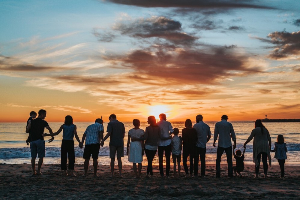 Familia caminando junta